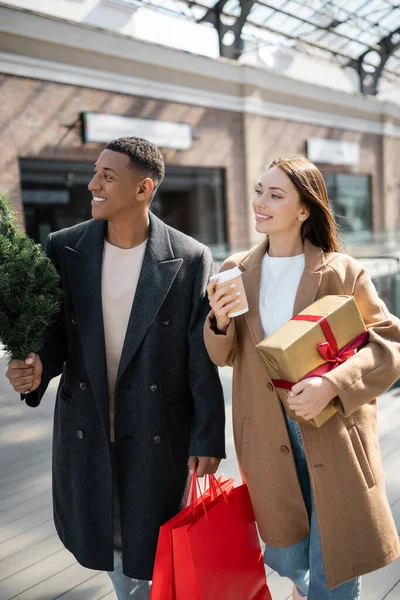 Couple Interracial Manteaux Tenant Nouveaux Cadeaux Année Petit Arbre Noël — Photo