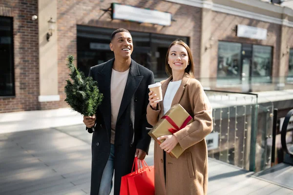 Jeune Femme Avec Café Emporter Boîte Cadeau Souriant Près Élégant — Photo