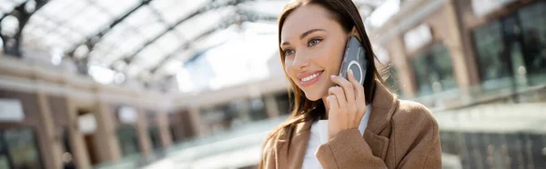 Stylish Brunette Woman Smiling Conversation Cellphone Outdoors Banner — Stock Photo, Image
