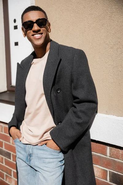Hombre Afroamericano Moderno Feliz Gafas Sol Abrigo Pie Con Las — Foto de Stock