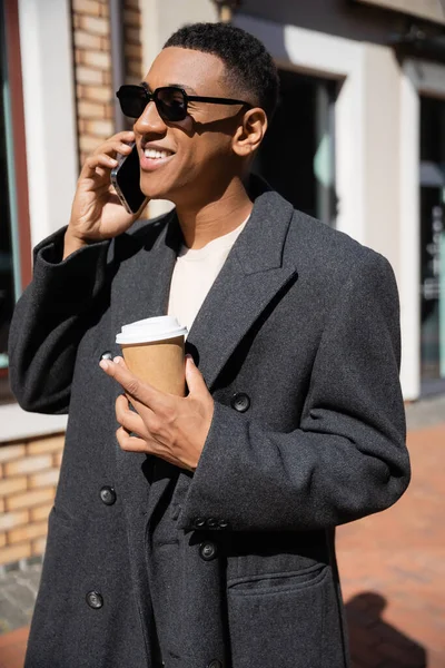 Homem Americano Africano Moda Sorrindo Durante Conversa Smartphone Segurando Bebida — Fotografia de Stock