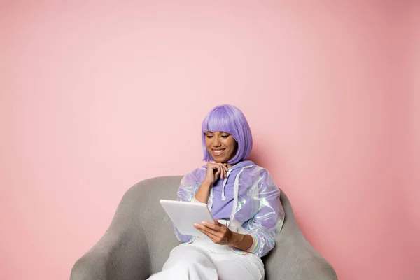 Mujer Afroamericana Feliz Peluca Púrpura Usando Tableta Digital Sentado Sillón — Foto de Stock