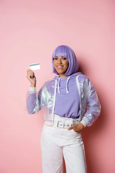 Alegre Afroamericana Mujer Con Pelo Morado Celebración Tarjeta Crédito Posando —  Fotos de Stock