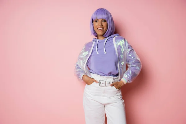 Alegre Afroamericana Mujer Con Pelo Morado Posando Con Las Manos —  Fotos de Stock