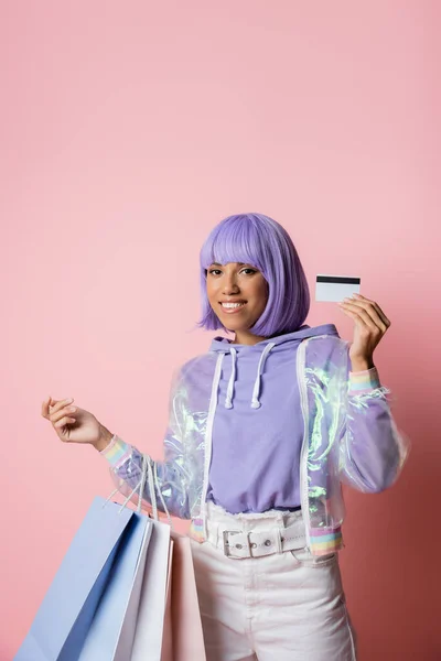 Mulher Americana Africana Satisfeito Jaqueta Transparente Segurando Sacos Compras Cartão — Fotografia de Stock