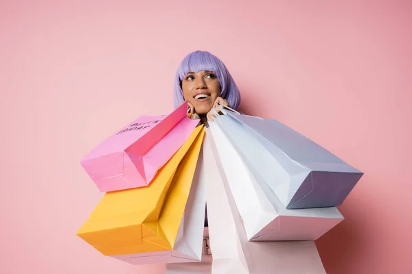 Mujer Afroamericana Sorprendida Con Pelo Púrpura Sosteniendo Bolsas Compras Con —  Fotos de Stock