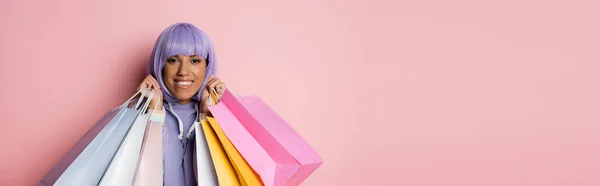 Улыбающаяся Африканская Американка Фиолетовыми Волосами Держащая Сумки Покупками Розовом Баннер — стоковое фото