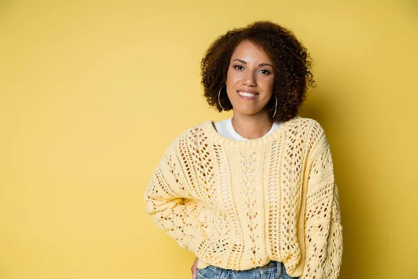 Feliz Jovem Afro Americana Camisola Malha Posando Com Mão Quadril — Fotografia de Stock