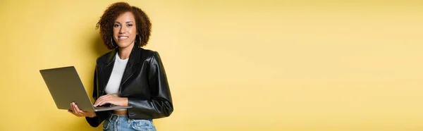 Happy Young African American Woman Leather Jacket Using Laptop Yellow — Stock Photo, Image