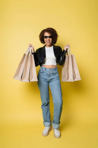 Teljes Hossza Izgatott Afro Amerikai Napszemüveg Bőrkabát Tartó Bevásárló Táskák — Stock Fotó