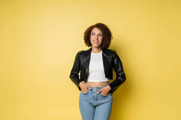 Erfreut Afrikanisch Amerikanische Frau Stylischer Lederjacke Und Jeans Posiert Mit — Stockfoto