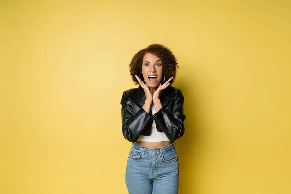 Amazed African American Woman Stylish Leather Jacket Gesturing While Standing — Stock Photo, Image