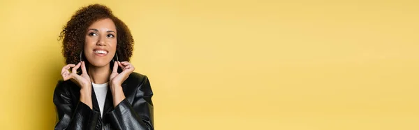 Счастливая Африканская Американка Стильной Кожаной Куртке Касаясь Кольца Серьги Желтый — стоковое фото