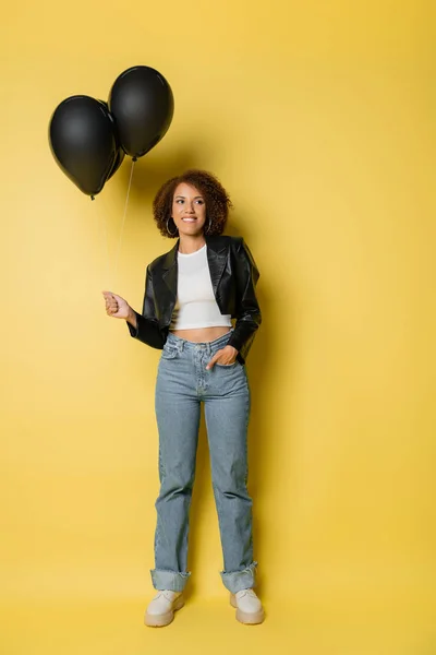 Longitud Completa Sonriente Mujer Afroamericana Chaqueta Cuero Jeans Pie Con — Foto de Stock