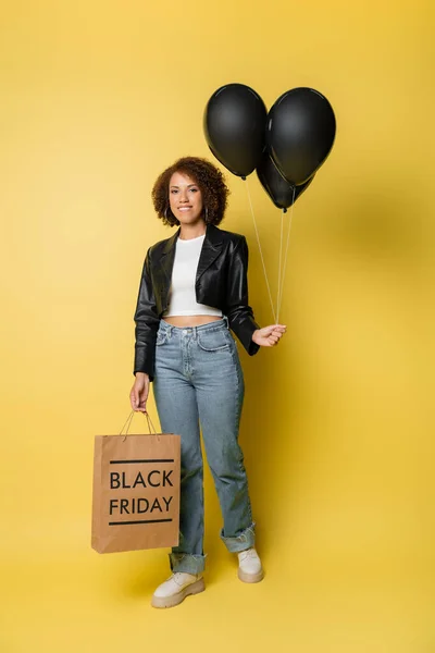 금요일 쇼핑백을 풍선에 풍선을 재킷을 아프리카 미국인 여성이 — 스톡 사진