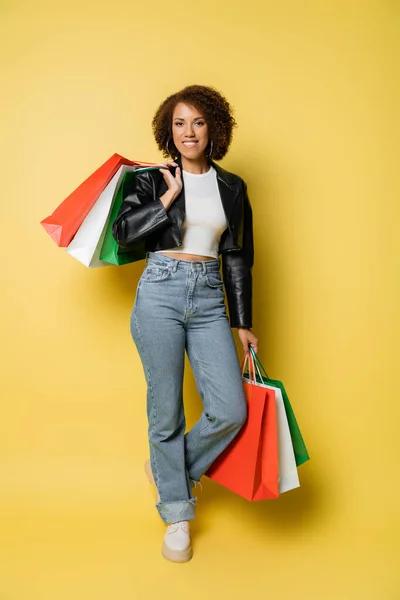 Comprimento Total Mulher Americana Africana Positiva Jeans Jaqueta Couro Segurando — Fotografia de Stock