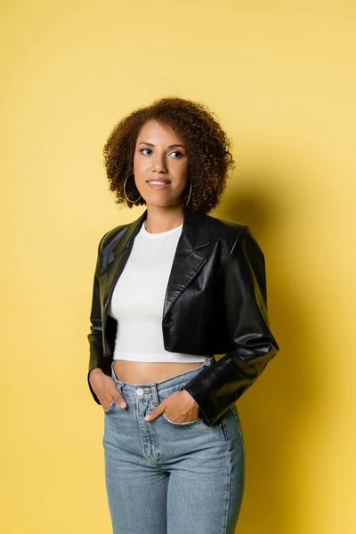 Sonriente Mujer Afroamericana Jeans Chaqueta Cuero Posando Con Las Manos — Foto de Stock