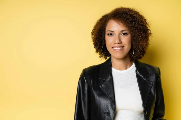 Happy African American Woman Black Leather Jacket Smiling Yellow — Stock Photo, Image