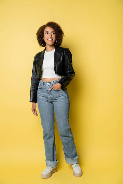Longitud Completa Mujer Afroamericana Positiva Jeans Chaqueta Cuero Posando Con — Foto de Stock