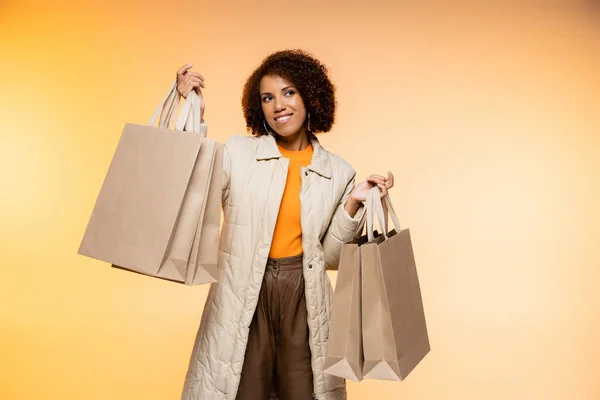 Positivo Africano Americano Mulher Casaco Segurando Preto Sexta Feira Sacos — Fotografia de Stock