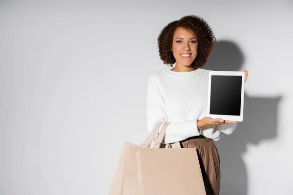 Felice Donna Afroamericana Abito Autunnale Con Borse Della Spesa Tablet — Foto Stock