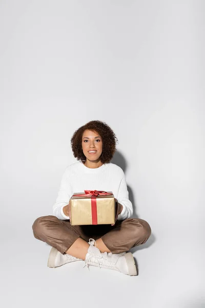 Heureuse Femme Afro Américaine Tenue Automnale Tenant Boîte Cadeau Enveloppée — Photo