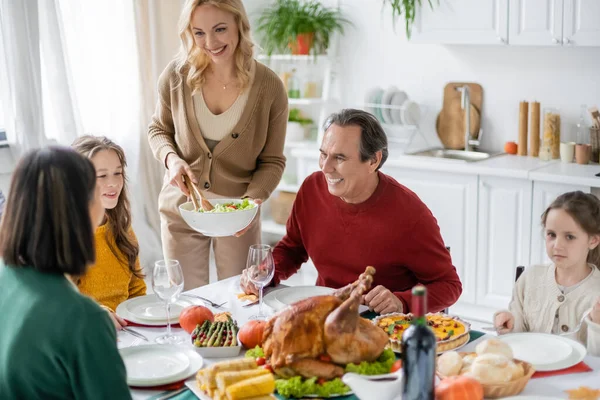 Smiling Woman Holding Salad Parents Children Thanksgiving Celebration — Stock Photo, Image