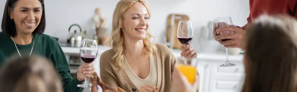 Familia Multiétnica Sonriente Sosteniendo Copas Vino Durante Celebración Acción Gracias — Foto de Stock