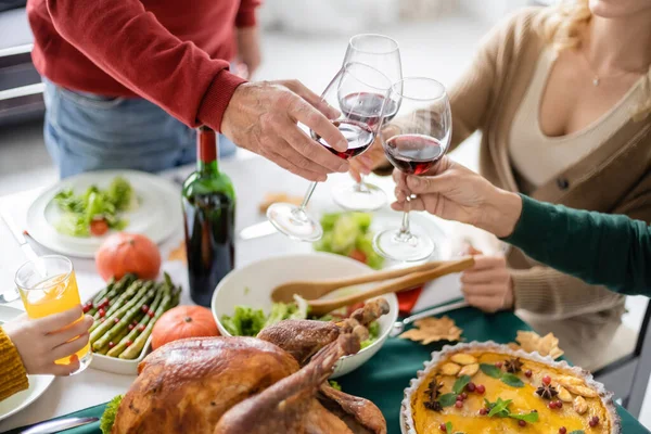家庭でおいしい感謝祭ディナーの近くのワインで家族の試飲の作物ビュー — ストック写真