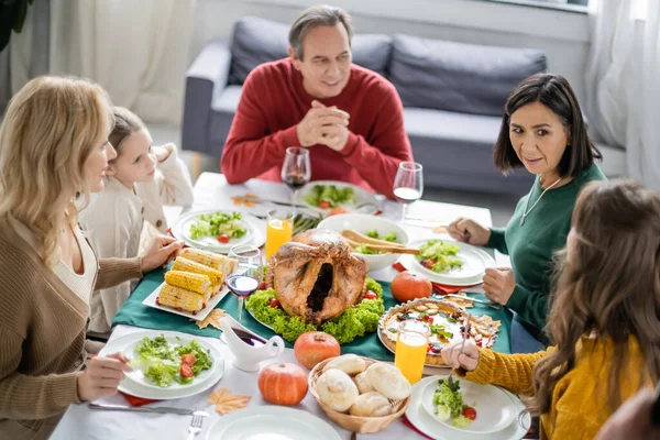 Família Inter Racial Conversando Perto Saboroso Jantar Ação Graças Bebidas — Fotografia de Stock