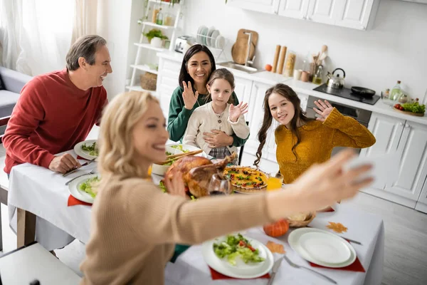 Allegro Famiglia Interrazziale Mani Agitando Durante Selfie Cena Ringraziamento Casa — Foto Stock