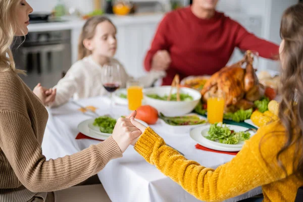 Famiglia Che Tiene Mano Vicino Cena Ringraziamento Offuscata Casa — Foto Stock