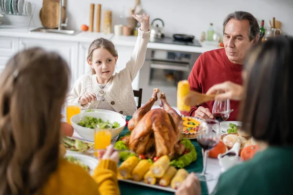 Meisje Hand Opsteken Bij Grootouders Zus Tijdens Thanksgiving Diner Thuis — Stockfoto