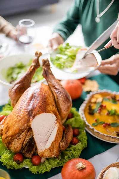 Vista Recortada Del Pavo Acción Gracias Cerca Familia Borrosa Cena — Foto de Stock