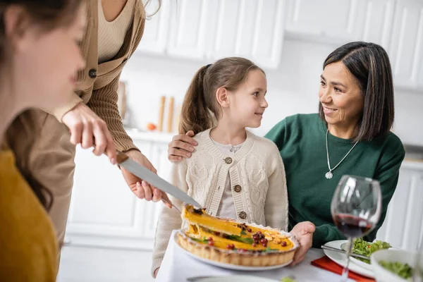 Leende Mormor Kramar Barn Nära Thanksgiving Middag Med Familjen Hemma — Stockfoto