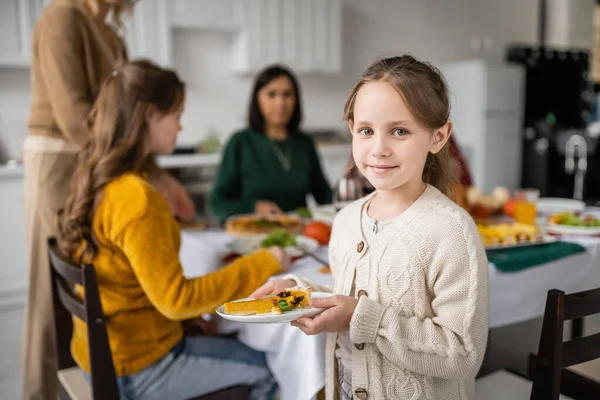 Barn Som Håller Thanksgiving Paj Nära Suddig Familj Hemma — Stockfoto