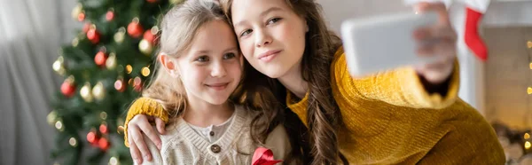 Mädchen Umarmt Schwester Und Macht Selfie Neuen Jahr Hause Banner — Stockfoto