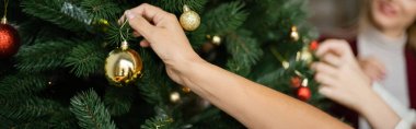 Evdeki yeşil Noel ağacını süsleyen ırklar arası aile manzarası, afiş.