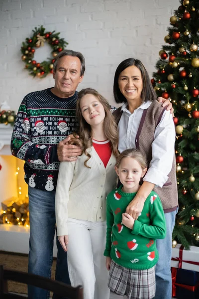 Joyeux Interracial Grands Parents Avec Des Petites Filles Regardant Caméra — Photo