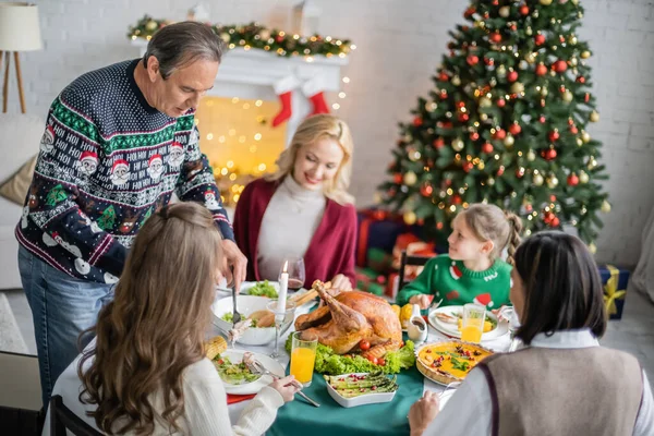 Uomo Anziano Che Serve Insalata Verdure Vicino Nipote Famiglia Multirazziale — Foto Stock