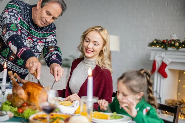 Uomo Anziano Taglio Delizioso Tacchino Arrosto Durante Cena Natale Con — Foto Stock