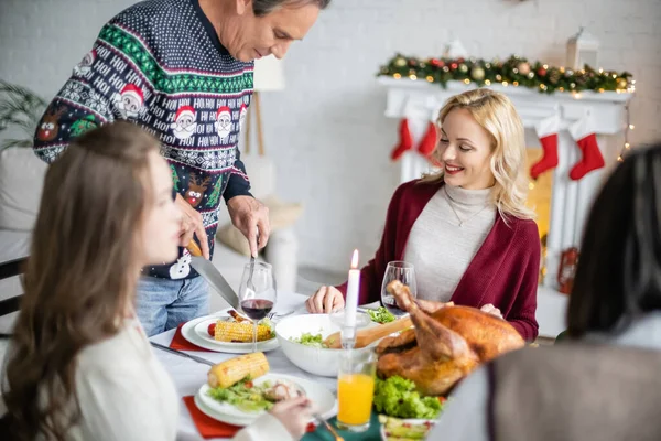 Uomo Anziano Taglio Mais Alla Griglia Durante Cena Natale Con — Foto Stock