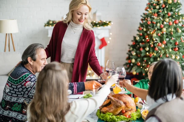 Lycklig Kvinna Klänga Glasögon Med Interracial Familj Firar Jul Hemma — Stockfoto