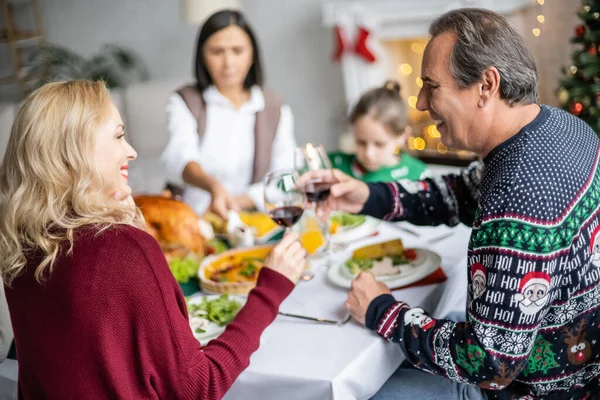 Parents Joyeux Cliquetis Verres Vin Rouge Près Délicieux Dîner Noël — Photo