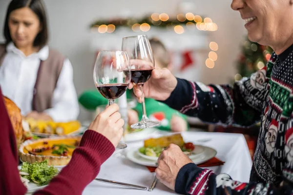 Glimlachende Man Klinkende Wijnglazen Met Dochter Tijdens Feestelijk Thanksgiving Diner — Stockfoto