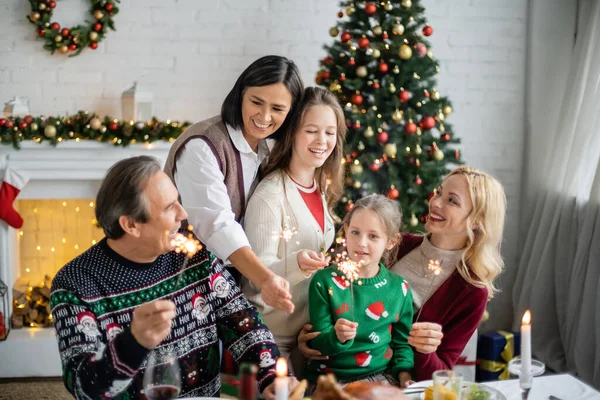 Vzrušený Multietnické Rodiny Drží Jiskry Obývacím Pokoji Krbem Zdobené Vánoční — Stock fotografie