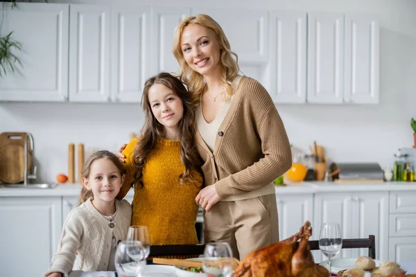 Blonde Woman Daughters Smiling Camera Thanksgiving Dinner Served Kitchen — Stock Photo, Image