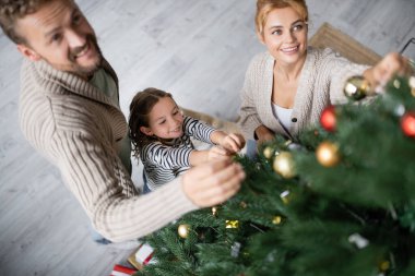 Gülümseyen aile Noel ağacı manzaralı ev. 