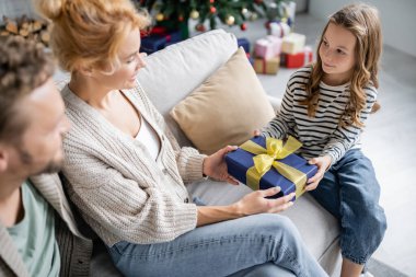 Çocuğun annesine yılbaşı hediyesi evde bulanık bir babaydı. 