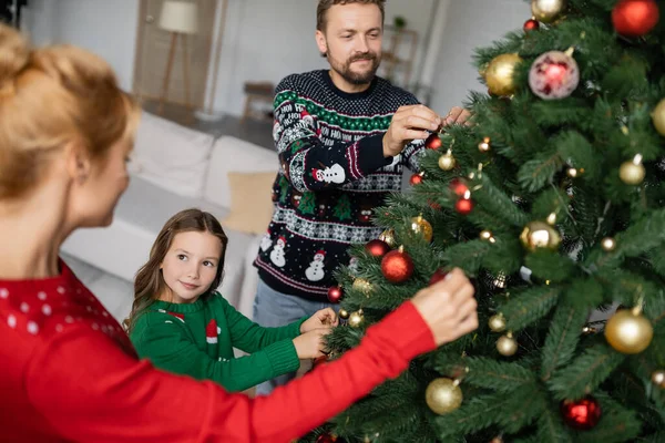 Meisje Warme Trui Versieren Kerstboom Met Ouders Thuis — Stockfoto